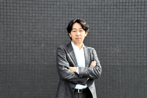【作家】不倫した芸能人をSNSで中傷した人へ　塩田武士さんが問う征服欲